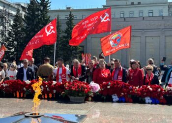 Члены КПРФ почтили память павших героев возложением цветов к Вечному огню