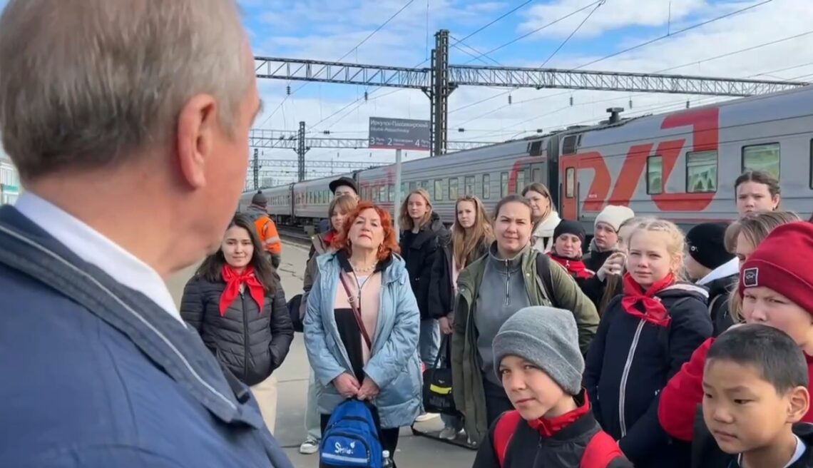 Сегодня у нас в Приангарье началось пионерское лето. Участники совместного областного слета комсомольцев и пионеров выехали на Байкал. 