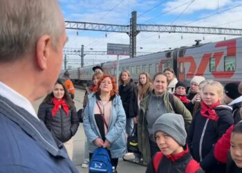 Сегодня у нас в Приангарье началось пионерское лето. Участники совместного областного слета комсомольцев и пионеров выехали на Байкал. 