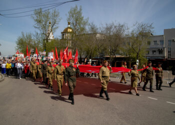Коммунисты  и комсомольцы Иркутска пронесли увеличенную копию Знамени Победы на Параде 9 мая