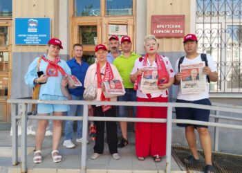 Иркутские коммунисты совместно с Женщинами ВЖС «Надежда России » проводят одиночные пикеты с раздачей газеты «Приангарье » на улицах г.Иркутска.