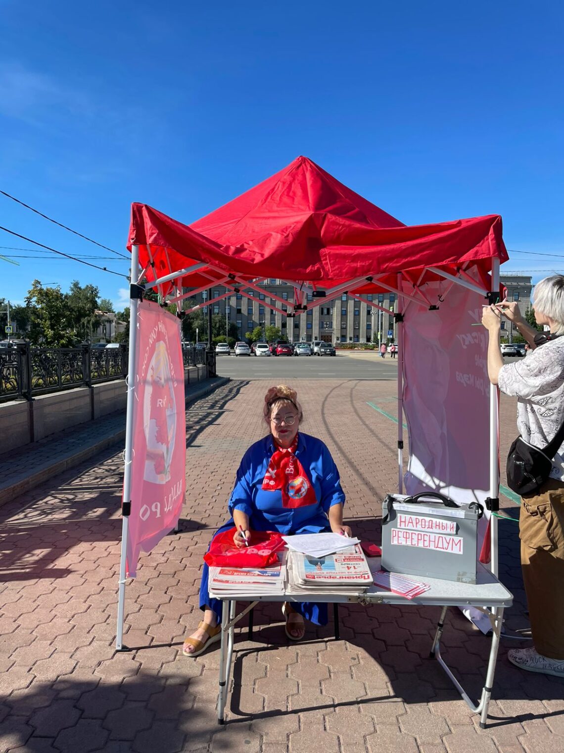 Коммунисты совместно с женщинами Иркутского городского совета «Надежда России » продолжают пикеты