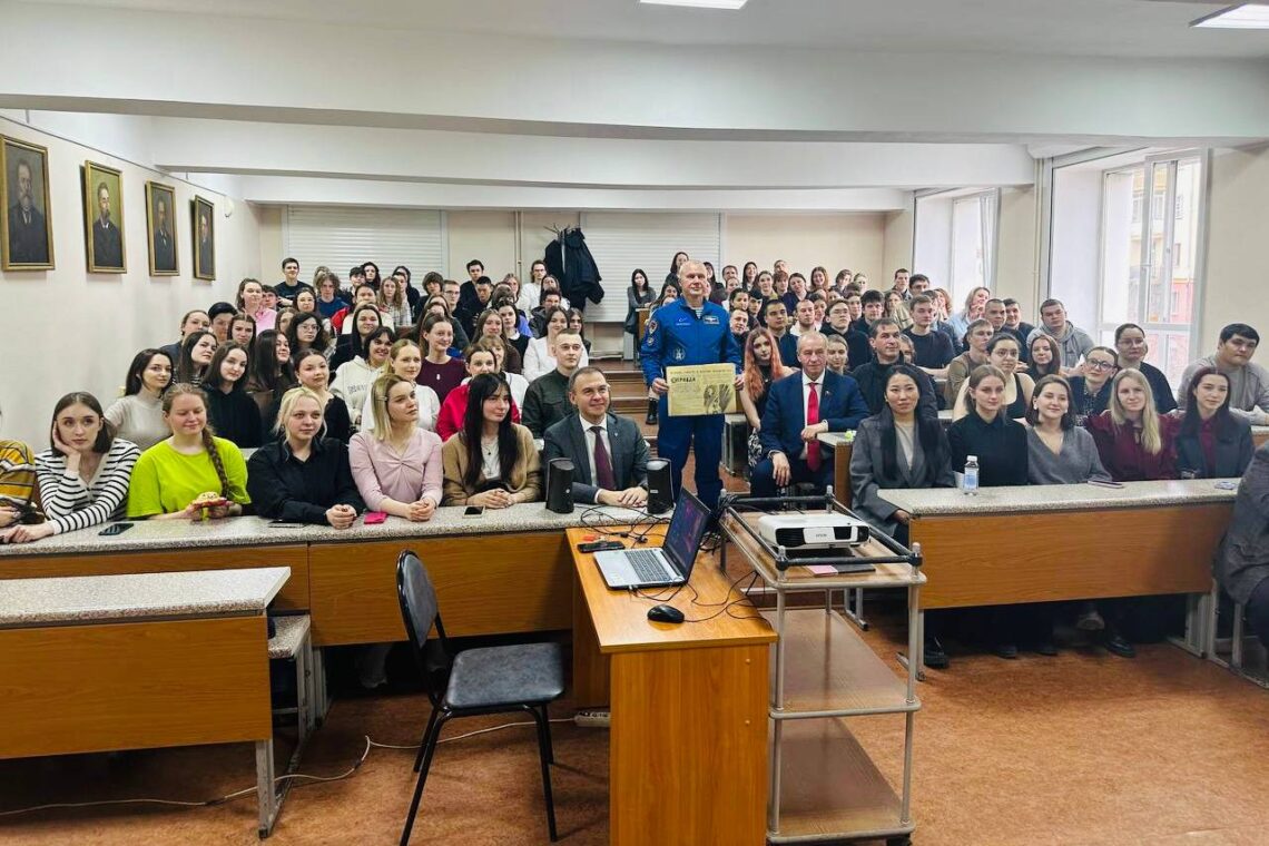 Герой России Олег Новицкий провел встречу со студентами в Иркутске